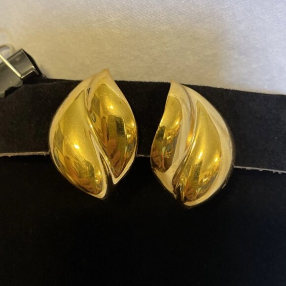 Napier Gold Tone Leaf Inspired Screw Back Clip-on Earrings Vintage 1.5 inches - Picture 2 of 10
